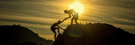sonnenuntergang, männer, silhouetten, portion, helfende hand, abenteuer, höhe, klettern, berg, gipfel, hilfe, zusammenarbeit, unterstützung, jungen, herausforderung, cliff, steigen, begleiter, freund, freundschaft, hände, wanderer, natur, draußen, pa