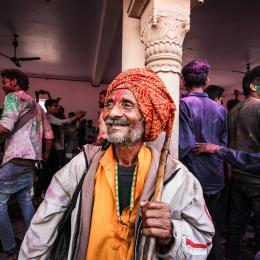 alter mann, pagri, indisch, turban, lächeln, glücklich, alten, senior, alt, menschen, pulverfest, fest der farben, holi, traditionell, festival, feier, hindu, kultur, tradition, indien, asien, porträt, holi, hindu, indien, indien, indien, indien, ind